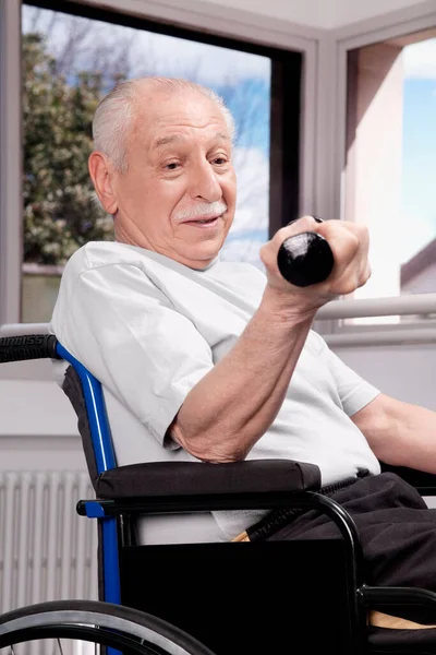 老年人坐在轮椅上 看着相机 — 图库照片