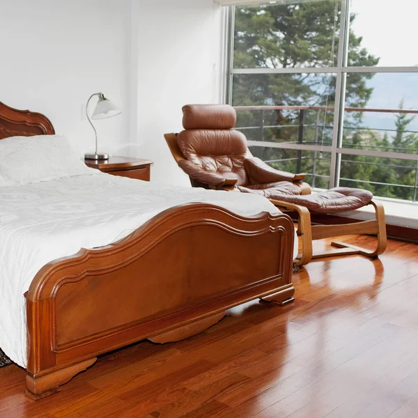 Sofá Luxo Com Almofadas Brancas Marrons Chão Madeira Interior Sala — Fotografia de Stock