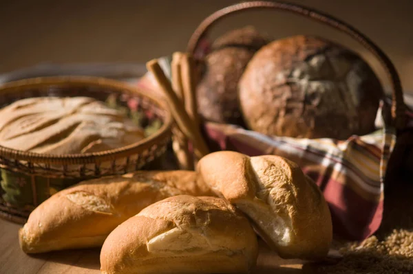 Čerstvý Pečený Chléb Semeny Pšenicí Dřevěném Pozadí — Stock fotografie