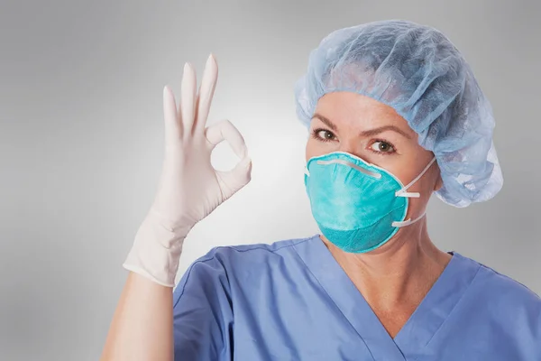 Retrato Una Doctora Con Una Bata Blanca Guantes Sosteniendo Una — Foto de Stock