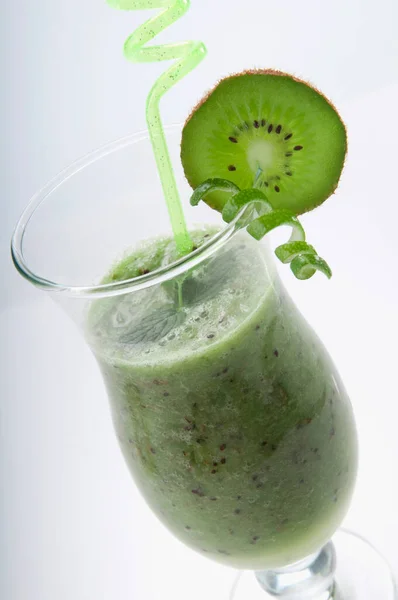 Batido Verde Con Kiwi Menta —  Fotos de Stock