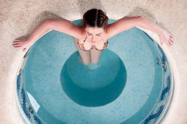 Mujer Joven Traje Baño Acostado Playa —  Fotos de Stock