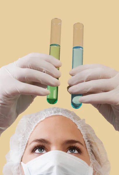 Femme Scientifique Avec Une Seringue Verre Eau — Photo