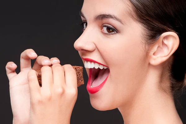 Bela Jovem Com Cabelo Escuro Lábios Pretos Comendo Chocolate Fundo — Fotografia de Stock