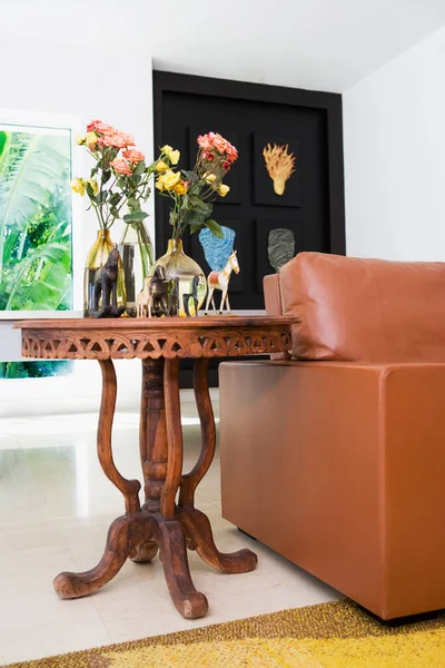 Belles Fleurs Dans Vase Sur Table Dans Chambre — Photo