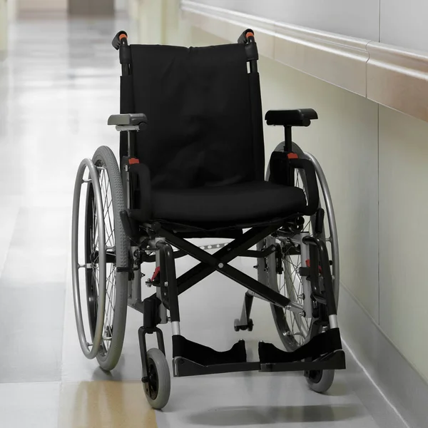 Handikappad Kvinna Rullstol Korridoren — Stockfoto