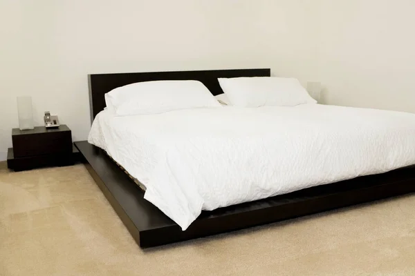 寝室のインテリアのベッドの上の白い快適な枕 — ストック写真
