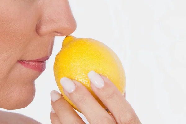 Femme Avec Des Fruits Orange Sur Fond Blanc — Photo