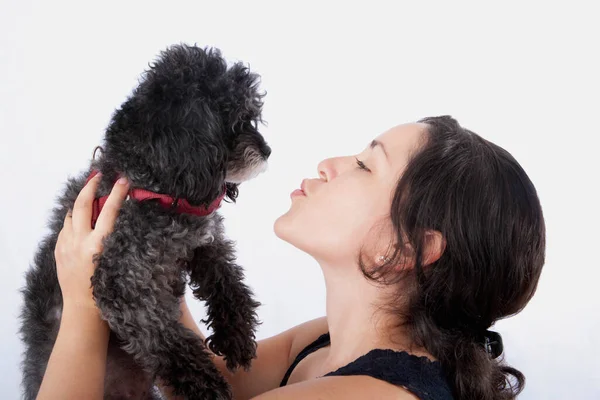 Jeune Couple Avec Chien Sur Fond Blanc — Photo