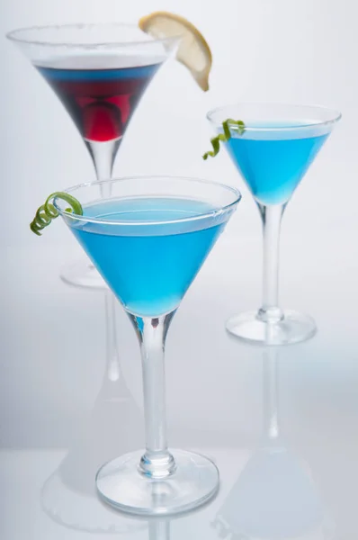 马提尼酒杯 蓝白相间 底色浅淡 — 图库照片