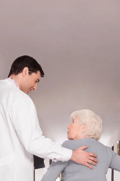 Senior Man Met Haar Patiënt Het Ziekenhuis — Stockfoto