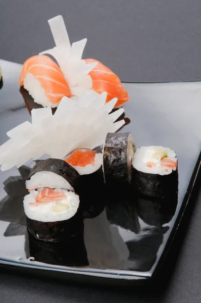 Sushi Gezet Een Zwarte Achtergrond — Stockfoto