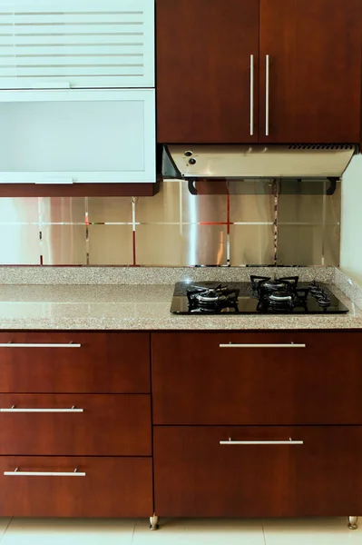 Cozinha Moderna Com Eletrodomésticos Uma Grande Janela — Fotografia de Stock