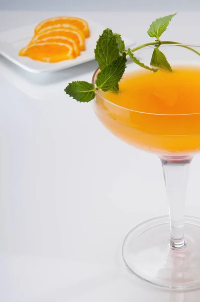 Glas Vers Sinaasappelsap Met Citroen Munt Witte Achtergrond — Stockfoto