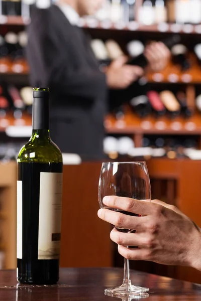 Cameriere Con Mano Una Bottiglia Vino Bicchiere Uva Rossa — Foto Stock