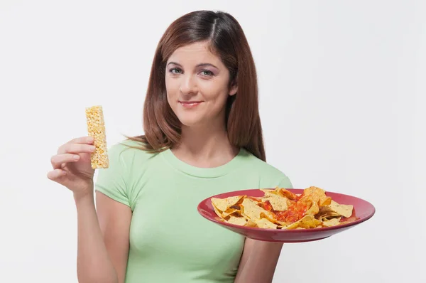 Mujer Joven Comiendo Pizza Con Papas Fritas Patatas Fritas —  Fotos de Stock