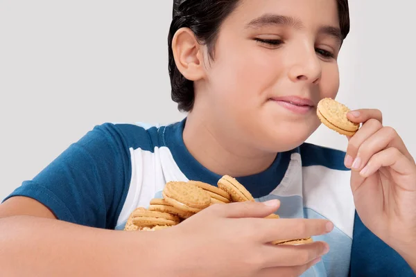 Jonge Jongen Eet Brood Tafel — Stockfoto