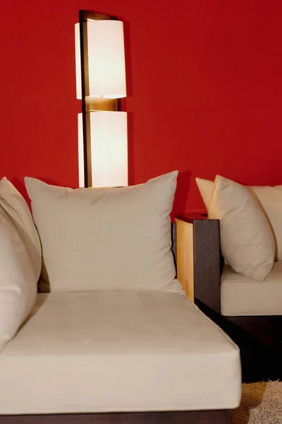 リビングルーム内のソファの装飾に赤い枕 — ストック写真