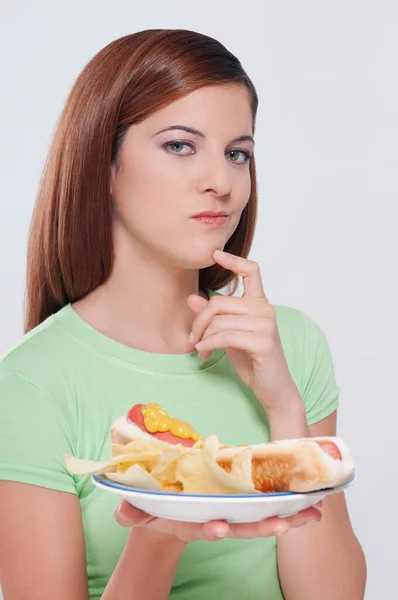 Mujer Joven Comiendo Delicioso Pastel — Foto de Stock