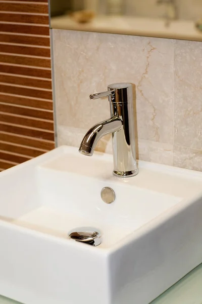 Moderno Cuarto Baño Con Grifo Lavabo — Foto de Stock