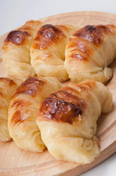 Čerstvé Pečené Croissanty Bílém Talíři — Stock fotografie