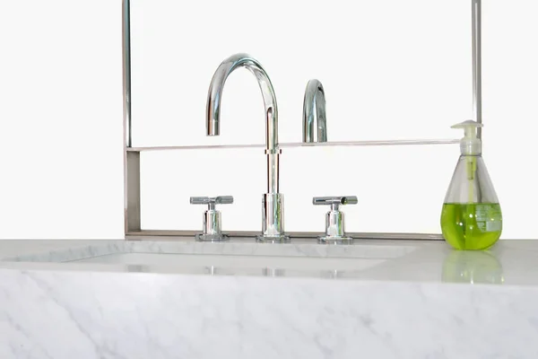 Moderner Wasserhahn Und Waschbecken Auf Weißem Hintergrund — Stockfoto