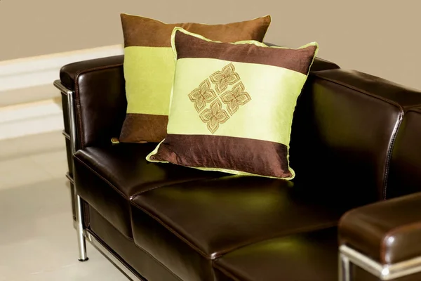 Sofá Clássico Com Travesseiros Mesa — Fotografia de Stock