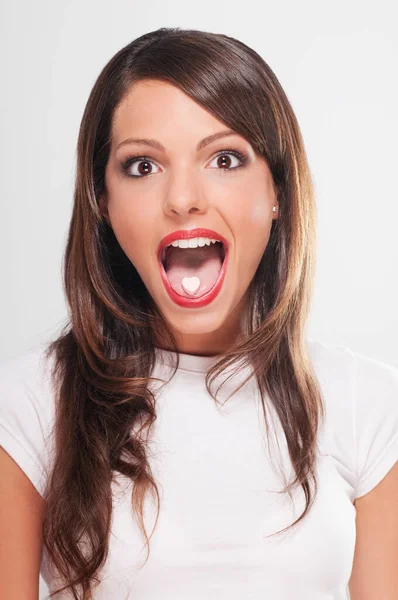 Retrato Una Hermosa Joven Con Pelo Largo Labios Rojos Aislado — Foto de Stock