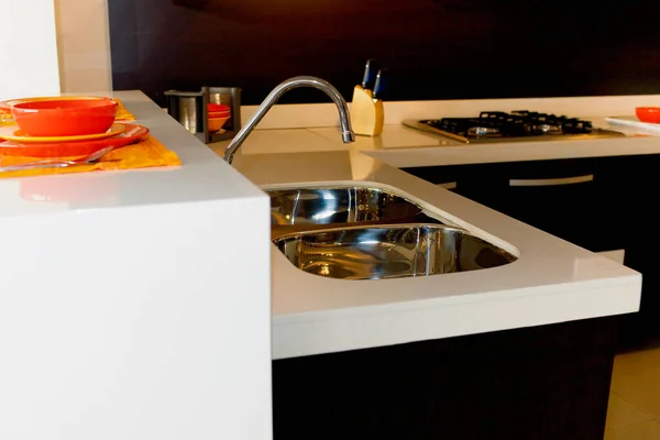 Wastafel Dapur Modern Dengan Piring Putih Dan Kuning — Stok Foto