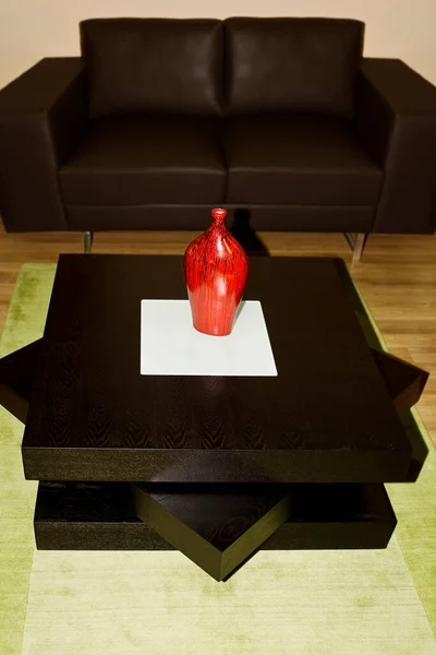 Rood Zwart Lederen Sofa Met Een Wit Tapijt — Stockfoto