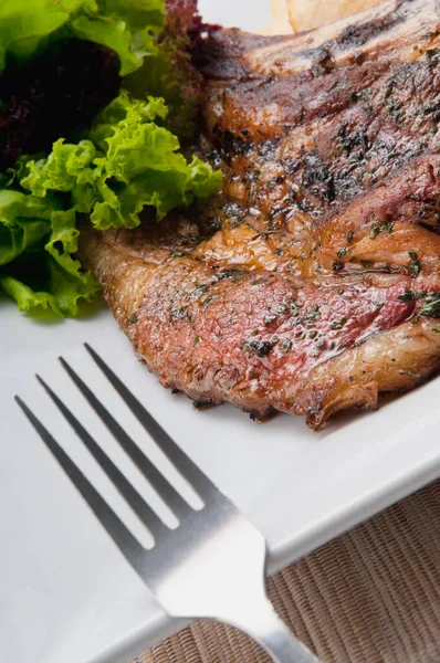 Bife Grelhado Com Folhas Salada Cebola Verde — Fotografia de Stock