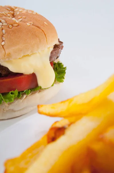 Hamburger Mit Käse Und Tomate Nahaufnahme — Stockfoto