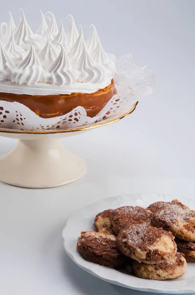 Delicioso Bolo Com Creme Chocolate Fundo Branco — Fotografia de Stock