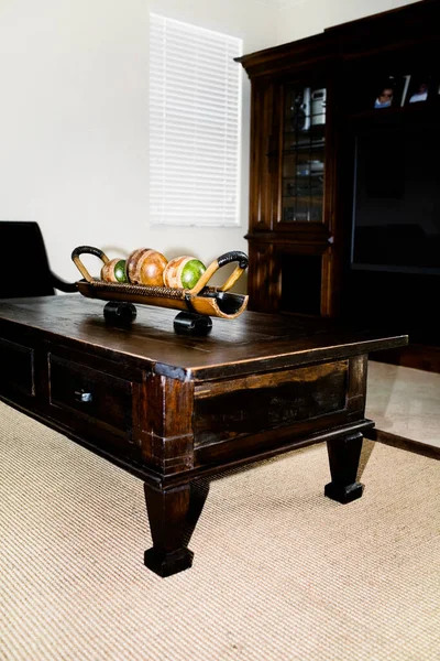 有酒杯和木椅的现代化厨房餐桌 — 图库照片