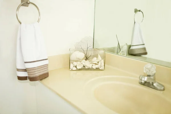 Bílá Vana Zrcadlem Koupelně — Stock fotografie
