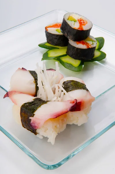 Sushi Mit Lachs Und Gemüse — Stockfoto