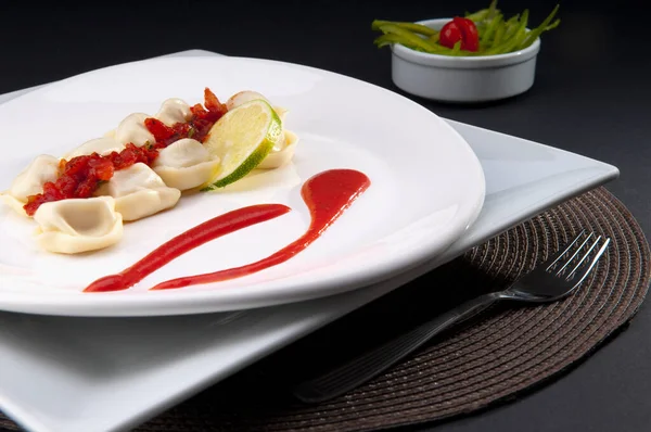 Deliciosos Panqueques Rellenos Con Salsa Tomate Pimienta Roja —  Fotos de Stock