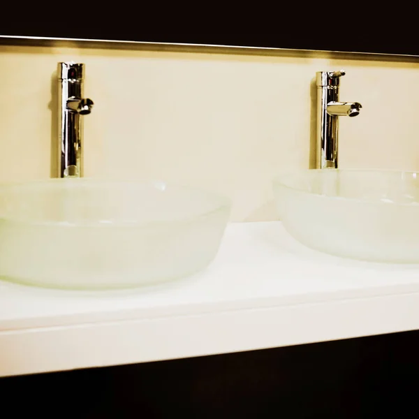 带有水池和水龙头的现代化浴室内部 — 图库照片