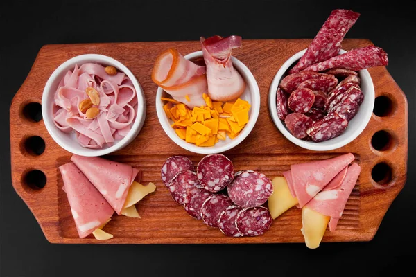 Salame Affettato Salsiccia Prosciutto Formaggio Salsicce Carne Prosciutto Marmellata Legno — Foto Stock