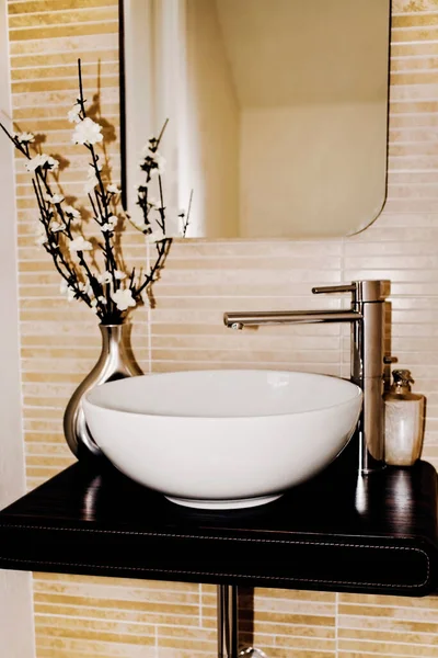 浴室内部有白色和灰色水槽和水龙头 — 图库照片