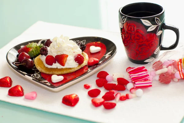 Herzförmige Kekse Mit Erdbeeren Und Himbeeren Auf Einem Weißen Teller — Stockfoto
