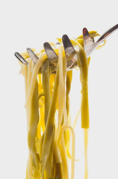 Pasta Mit Tomatensauce Und Messer Auf Weißem Hintergrund — Stockfoto