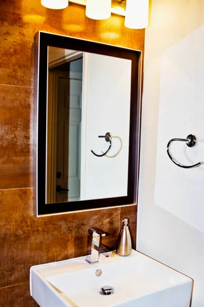 거울과 싱크대가 화장실 — 스톡 사진