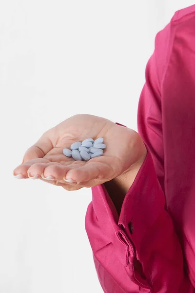 Vrouw Holding Pillen Witte Achtergrond — Stockfoto