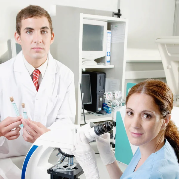 Retrato Una Joven Científica Mirando Cámara Laboratorio — Foto de Stock