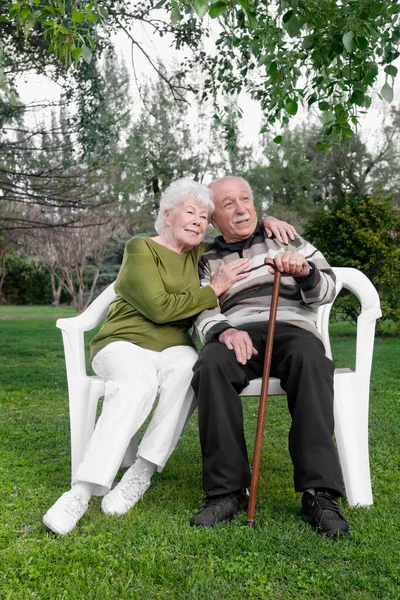 Ευτυχισμένο Ζευγάρι Ηλικιωμένων Κάθεται Στον Πάγκο Στο Πάρκο — Φωτογραφία Αρχείου