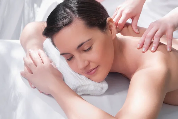 Schöne Junge Frau Auf Massagetisch Liegend Mit Handtuch Und Geschlossenen — Stockfoto