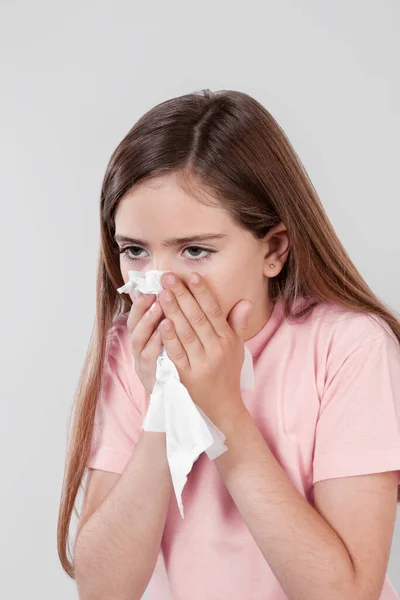 アレルギーのある若い女性が — ストック写真