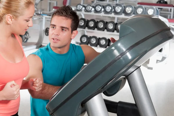 Pareja Joven Gimnasio Haciendo Ejercicio Con Pesas Gimnasio —  Fotos de Stock