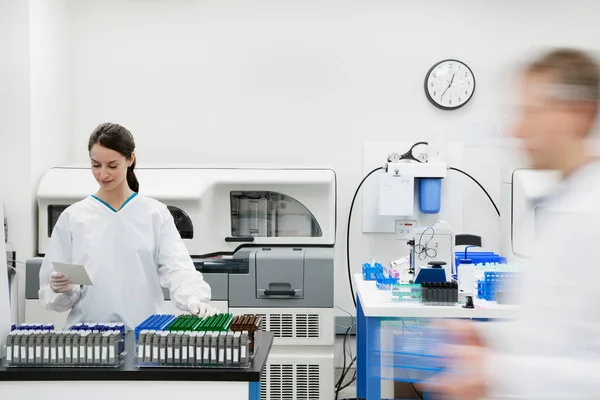 Cientista Feminina Olhando Microscópio Laboratório — Fotografia de Stock